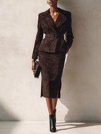 Geneviève | Ensemble veste et jupe midi en suédine ceinturé