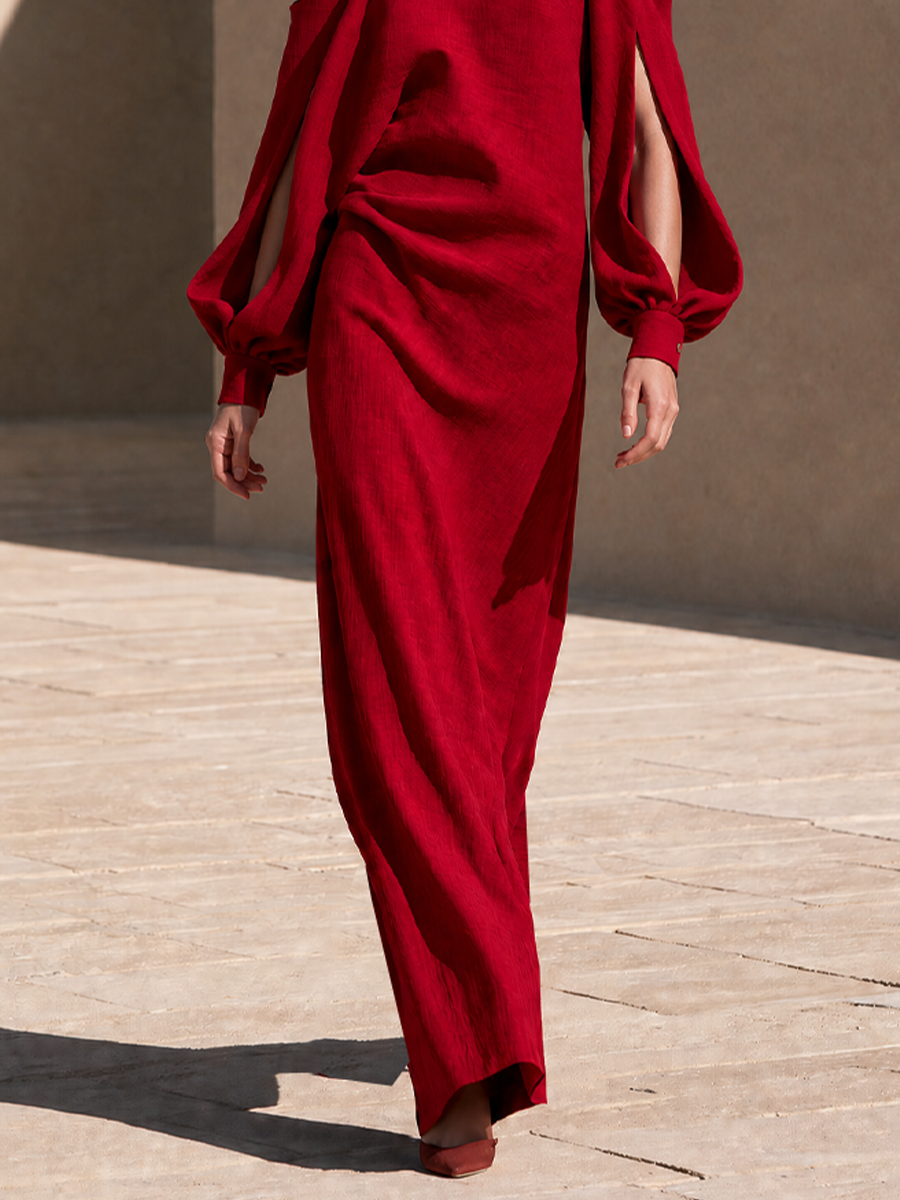 Faustine | Robe longue rouge à épaules dénudées et manches fendues