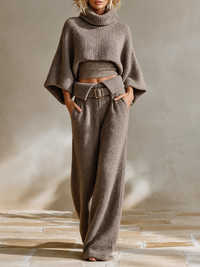Oriane | Ensemble en maille taupe, col roulé et pantalon large ceinturé