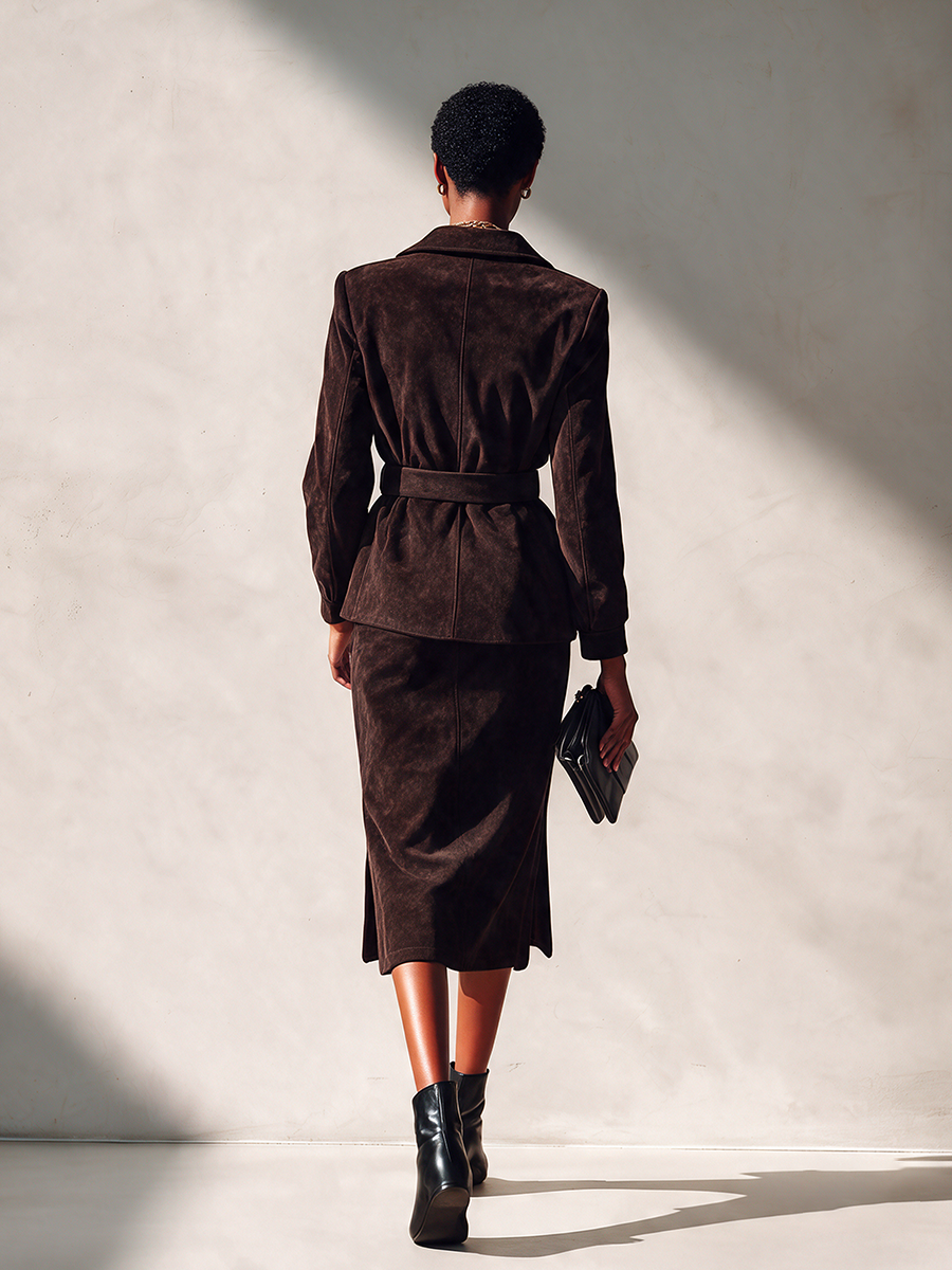 Geneviève | Ensemble veste et jupe midi en suédine ceinturé