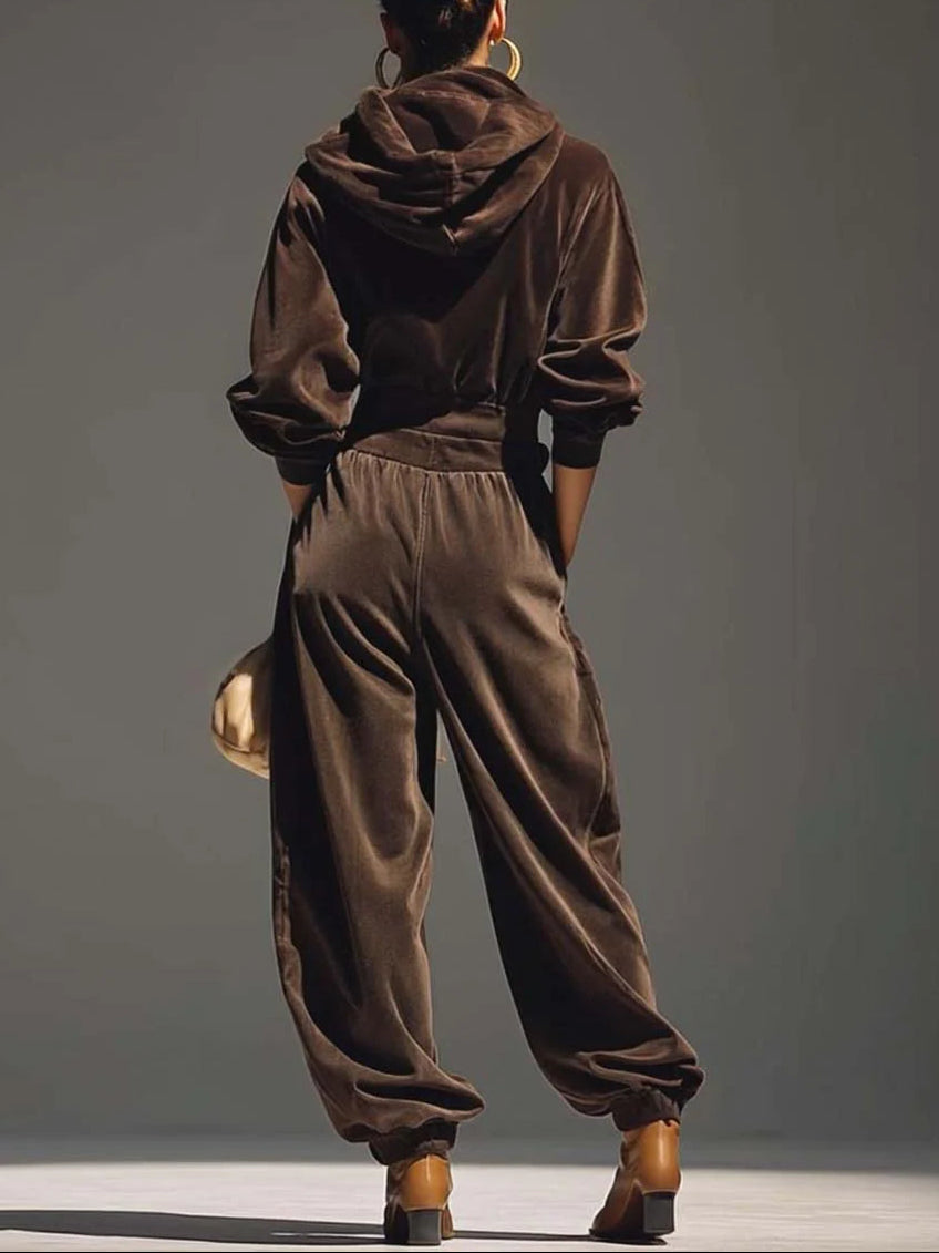 Madeleine vue de dos, sweat à capuche et pantalon ample en velours marron