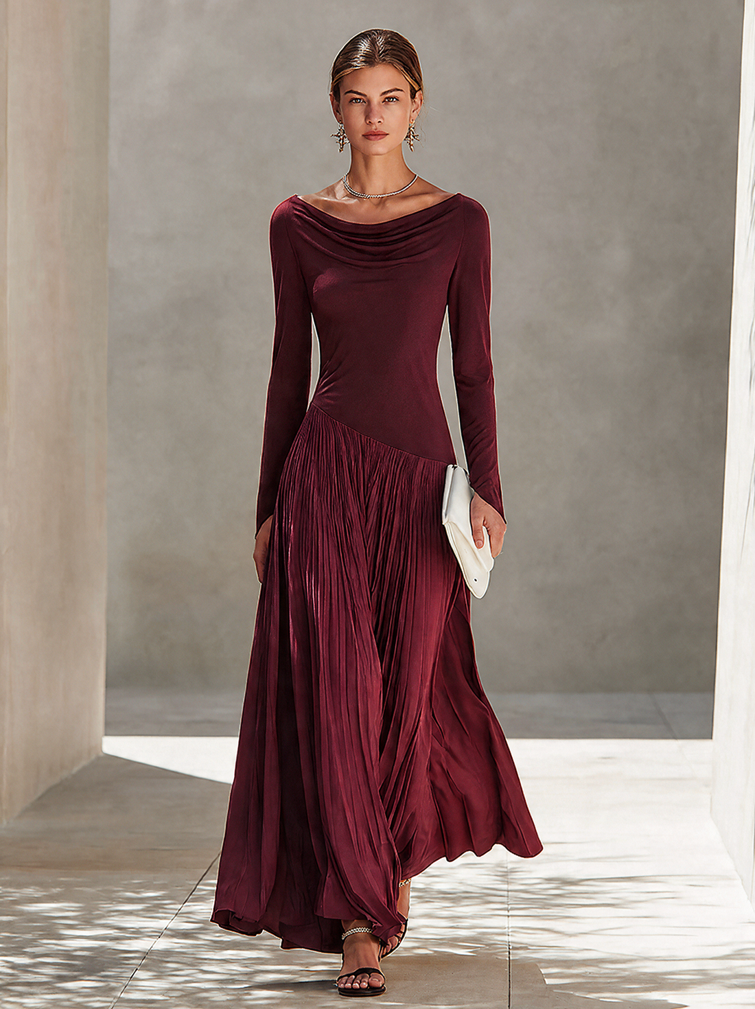 Laetitia, robe longue bordeaux à col drapé et jupe plissée