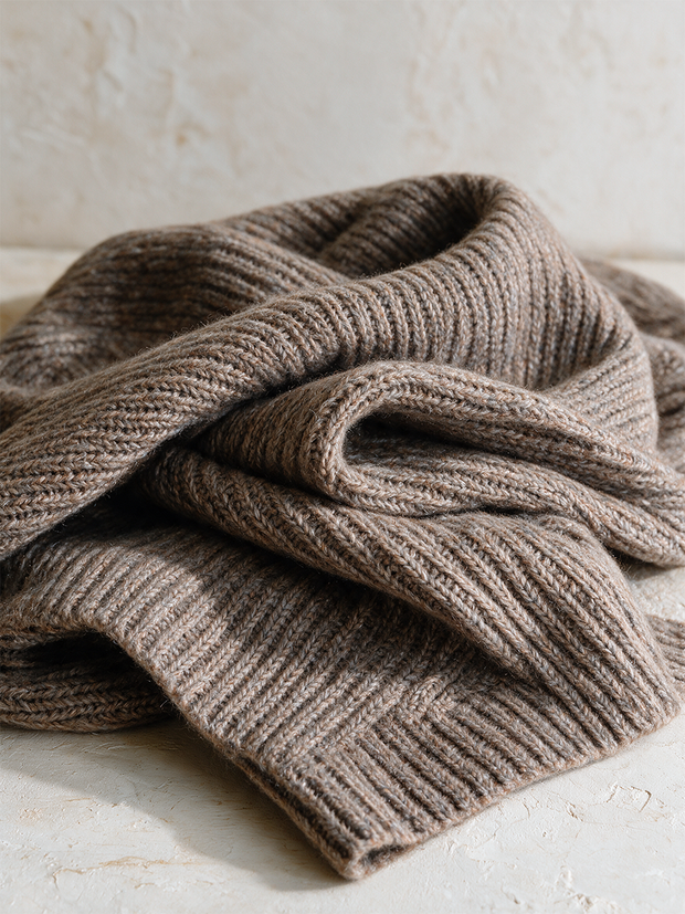 Oriane | Ensemble en maille taupe, col roulé et pantalon large ceinturé