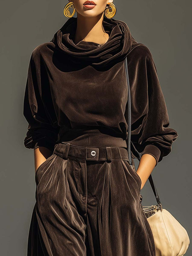 Détail du sweat à capuche en velours marron et de la ceinture