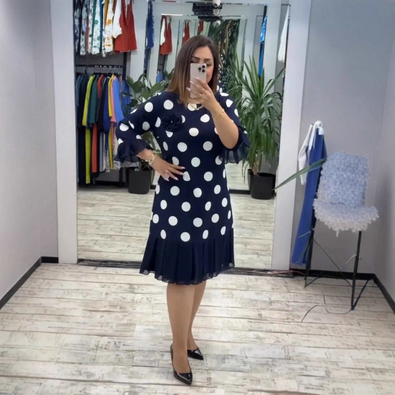 Victoire – Robe midi plissée à pois