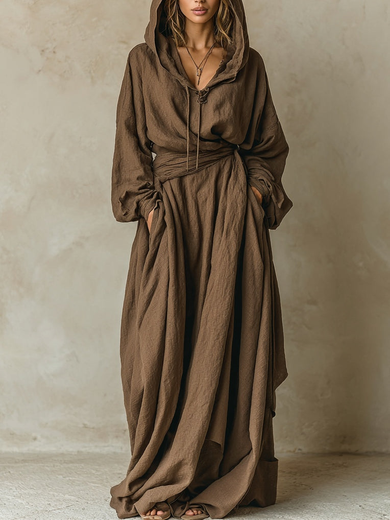 Hermine, robe longue ample à capuche marron, vue de face