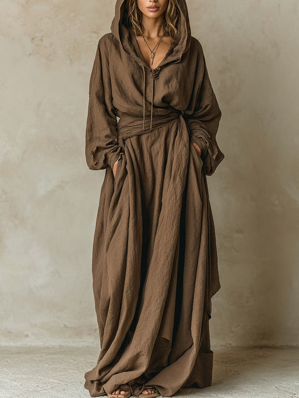 Hermine, robe longue ample à capuche marron, vue de face