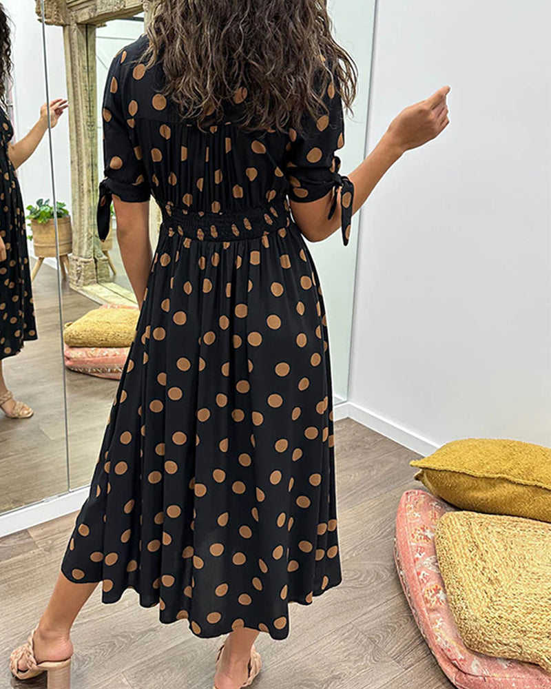 Caterina – Robe midi à pois col V effet sculptant