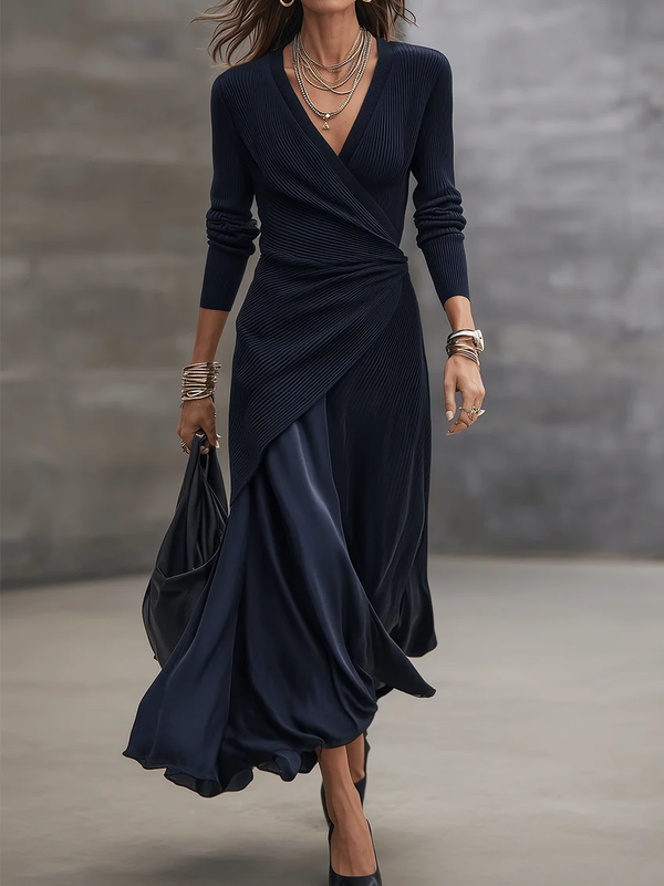 Théa | Robe longue portefeuille bleu marine à panneaux satinés