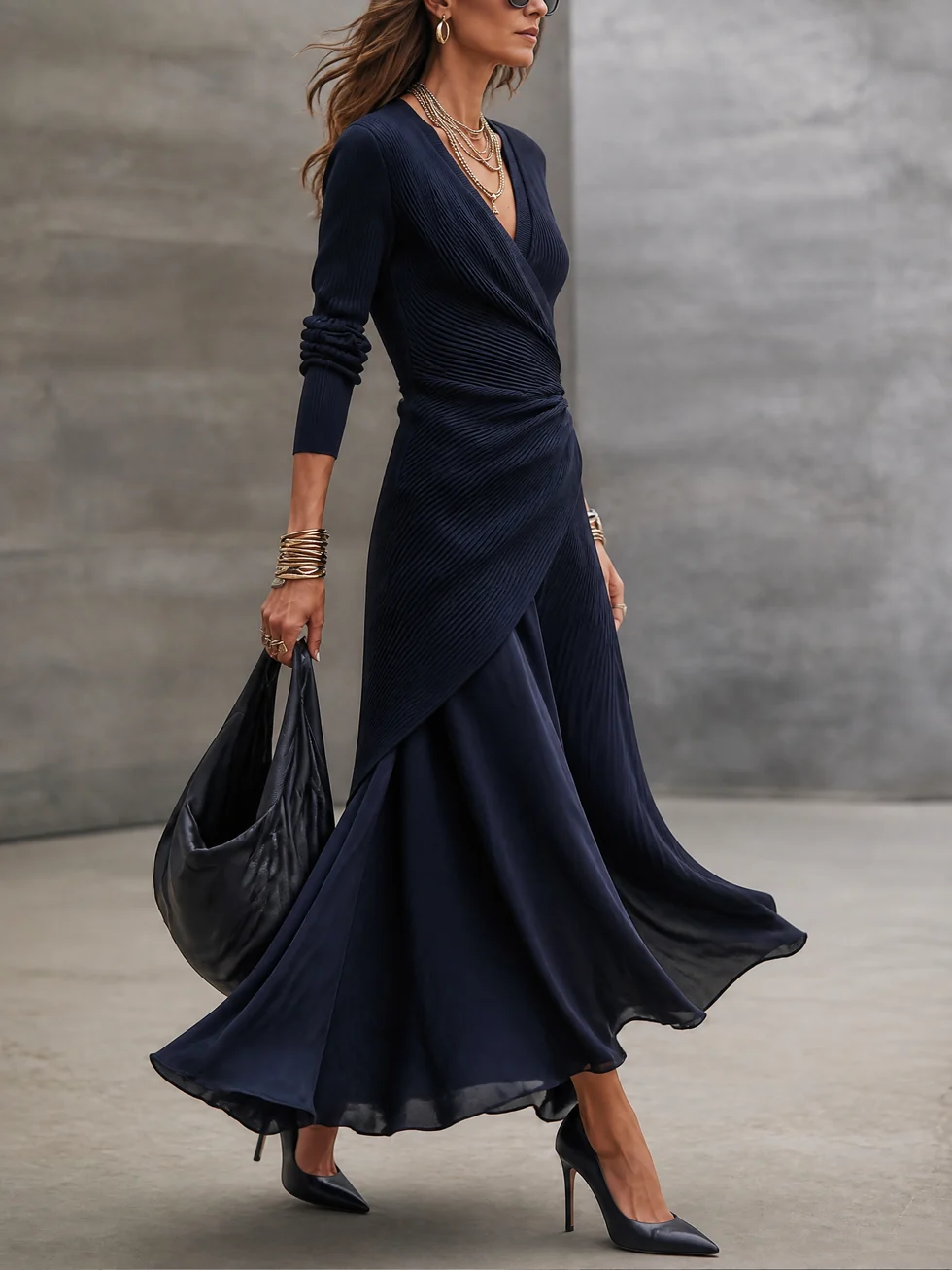 Théa | Robe longue portefeuille bleu marine à panneaux satinés