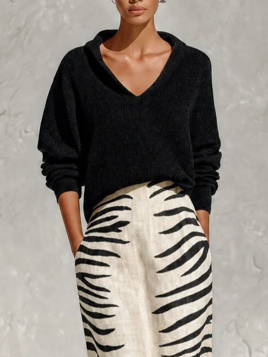Pull en maille noire Colette, détail du col en V