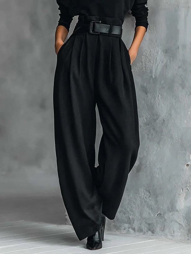 Pénélope de profil, pantalon large à pinces
