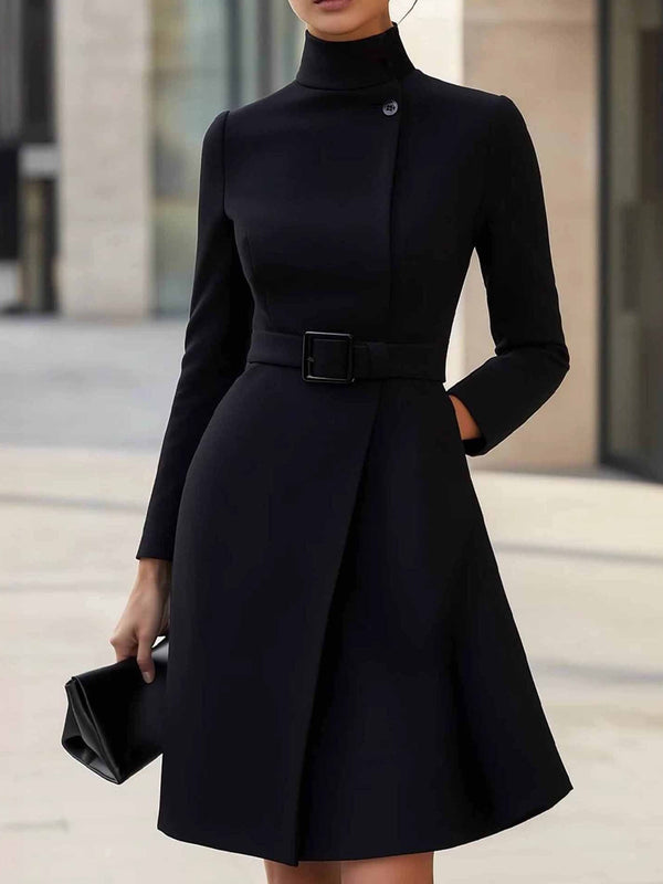 Octavie, robe noire cintrée à col montant et ceinture, vue de face