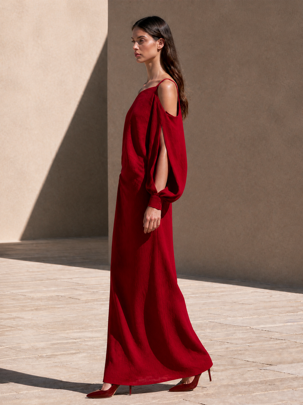Faustine | Robe longue rouge à épaules dénudées et manches fendues
