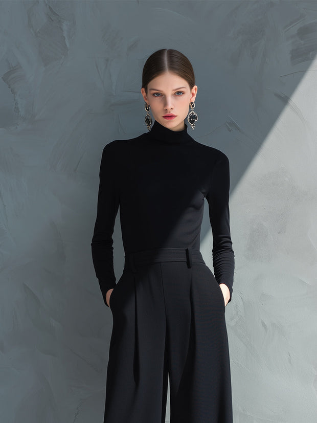 Solange de face, col roulé et taille ceinturée